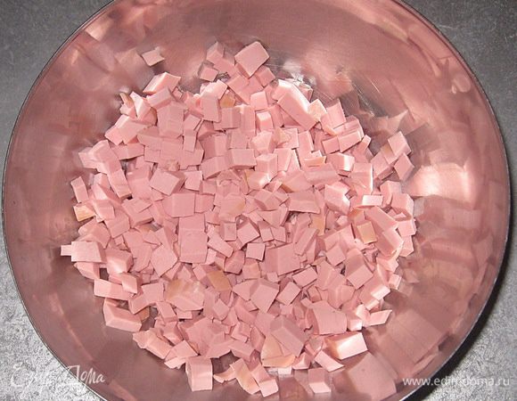 Колбасу нарезать кубиками. 