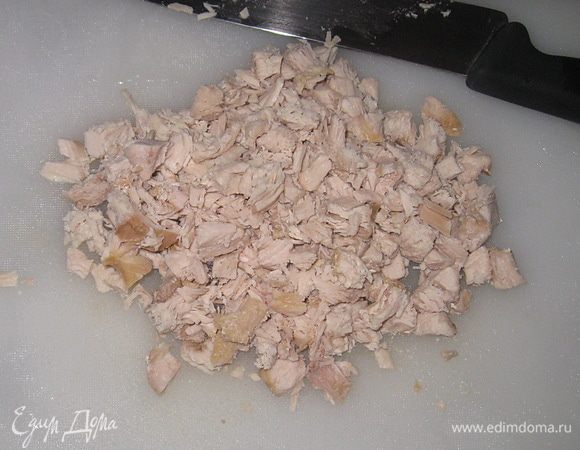 Мясо мелко нарезать. 