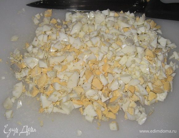 Яйца мелко нарезать.