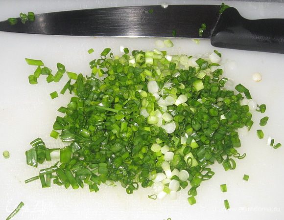 Зелень мелко нарезать. 