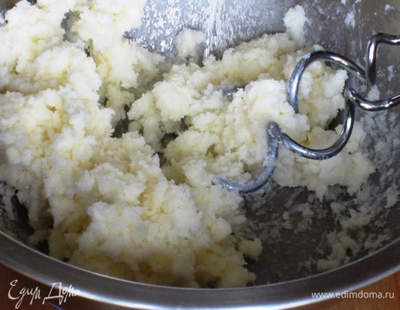 Взбить сливочное масло и сахар до кремообразного состояния. 