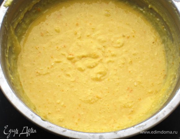 Продолжая взбивать, добавить яйца, по одному.  Молоко влить тонкой струйкой, в несколько приёмов ввести муку, просеянную с разрыхлителем, добавить цедру и  все хорошо перемешать  деревянной ложкой.
