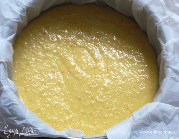 В форму с пергаментом вылить половину теста...