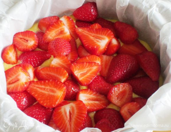 ....выложить клубнику...