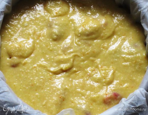 ... и залить ee второй половиной теста.
