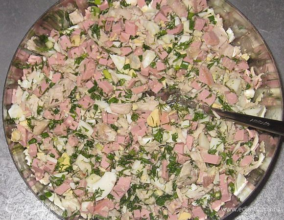 Добавить зелень в салат и хорошо перемешать. 