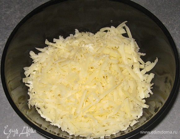 Сыр натереть на терке. 