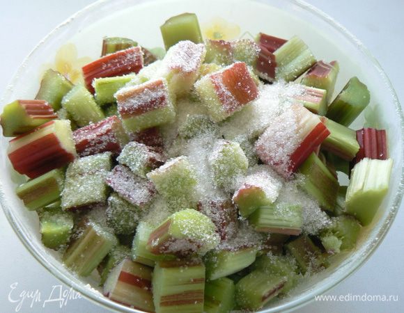 Ревень очистите и нарежьте на кусочки размером 2-3 см.Смешайте с 50гр.сахара