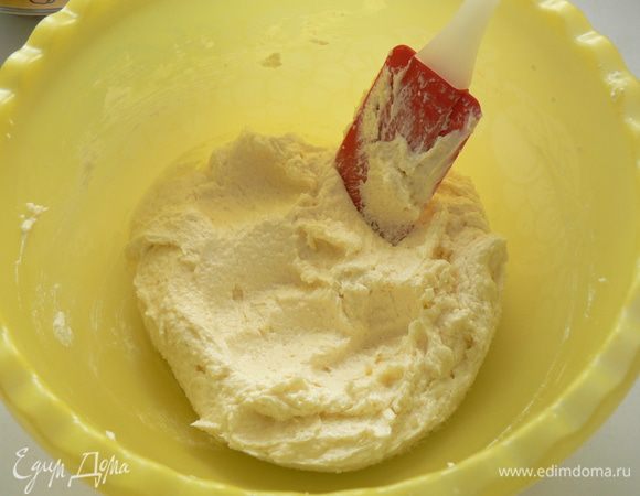 Мягкое сливочное масло взбейте с сахаром до бела