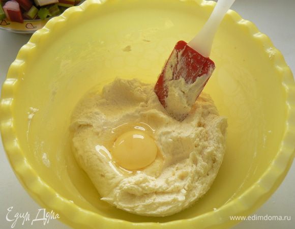 Продолжая взбивать, добавьте по одному яйца. 