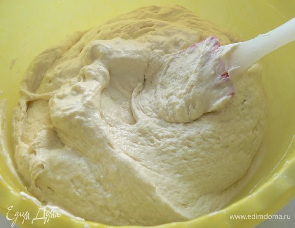 попеременно всыпайте муку с разрыхлителем,и йогурт с молоком.Перемешайте до однородности.