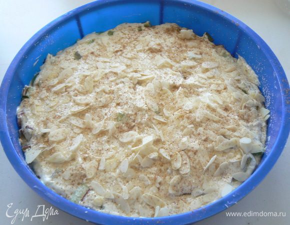 На ревень вылейте оставшееся тесто и разровняйте. Сверху посыпьте тростниковым сахаром , корицей и миндалем.