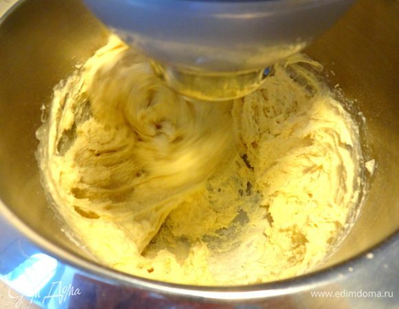 Смешать сметану, яйца, масло и сахар. Добавить половину муки и замесить тесто. Выложить на доску и, добавляя по столовой ложке муки, замесить  довольно крутое тесто. 