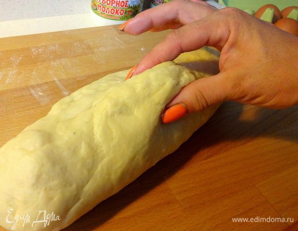 Мука может быть использована не вся, а может и не хватить.  Проверять тесто нужно на ощупь. Оно должно быть плотным и легко раскатываться в тонкие пласты.