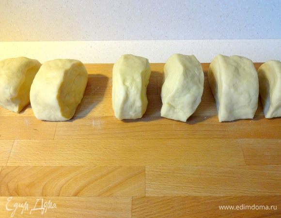 Когда тесто достигло нужной консистенции, сформировать из него  колбаску.  Разделить на 6 одинаковых частей.