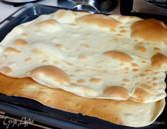 Духовку разогреть до 220 градусов и выпекать корж до подрумянования. Это занимает минут 8-10. Корж должен «пузыриться».