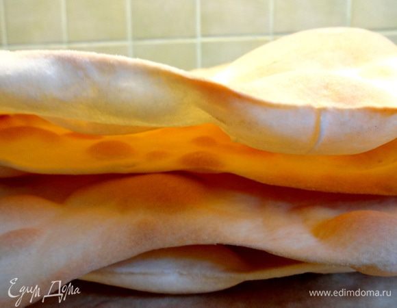 Так, постепенно раскатывать и выпекать коржи. Сложить коржи в кучку и остудить. Тем временем, займемся кремом.