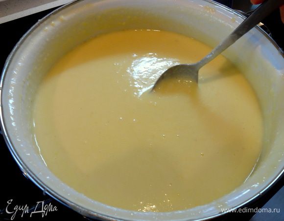 Взбить  яйца и сахар до образования пены. Молоко довести почти до кипения и тоненькой струйкой ввести смесь  из яиц и сахара. При этом постоянно и быстро перемешивать.  Когда крем заварился, снять его с плиты и ввести в него сливочное масло. Слегка остудить крем и добавить ванилин.