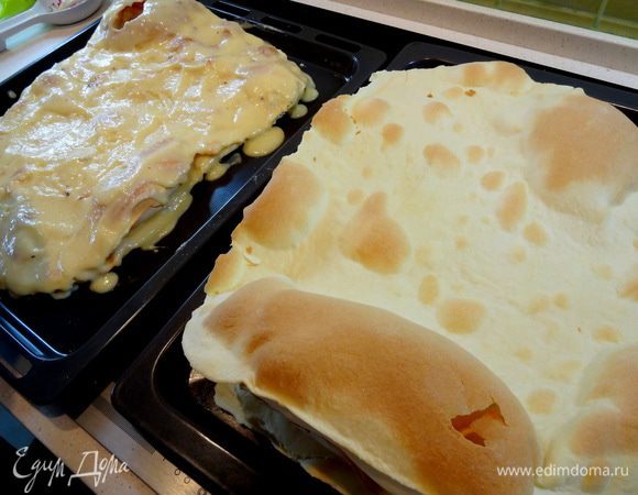 Подготовить коржи к покрытию кремом.  Т.к. коржи у нас не имеют идеально ровной поверхности из-за вздувшихся пузырей и далеко не прямоугольной формы (отсюда и название «растрепай»), нам придется подобрать коржи так, чтобы при складывании друг на друга получилась бы максимально горизонтальная пирамида. Чуть выровнять пирамиду, отламывая от коржей сильно выступающие края. Крошку сохранить для обсыпки пирога.