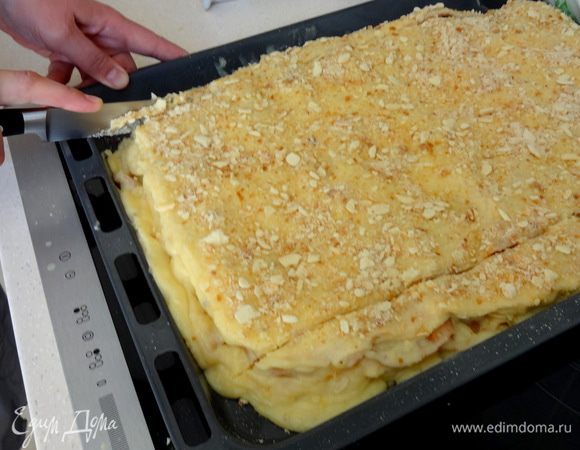 На следуюший день обрезать неровные краешки и разрезать пирог на порционные кусочки.