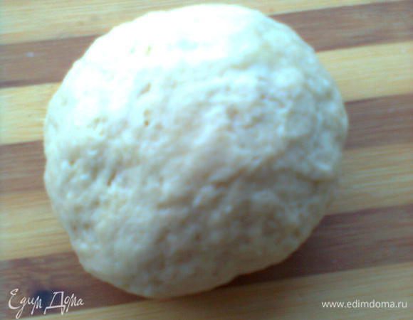 В миску просейте муку, добавьте соль, растительное масло и влейте немного воды. Замесите мягкое эластичное тесто, смажьте его растительным маслом и дайте отдохнуть под пленкой 15–20 минут (это самый длительный шаг рецепта). Если вы хотите сделать 2 варианта, замесите двойную порцию основного теста и разделите его на 2 части.
