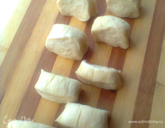 Отлежавшееся тесто разделите на кусочки, аналогичные заготовкам для пельменей по размеру. 