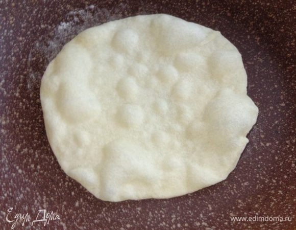 Сковороду нагрейте на среднем огне и пеките лепешки буквально по 1 минуте с каждой стороны. Сначала они немного вздуются.