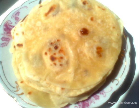 Готовые лепешки смажьте сливочным маслом и подавайте горячими.