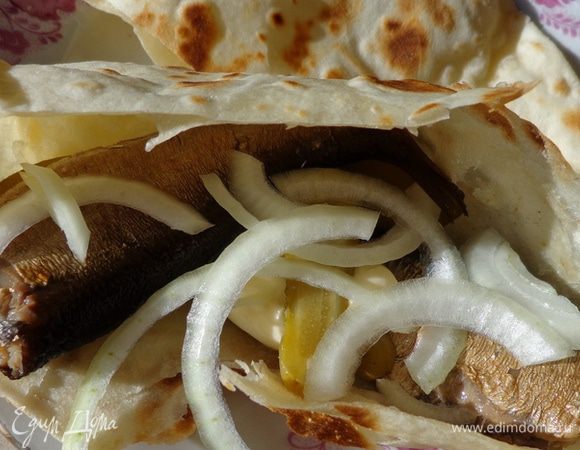 Также можно положить начинку в кармашек, который образуется при выпекании!