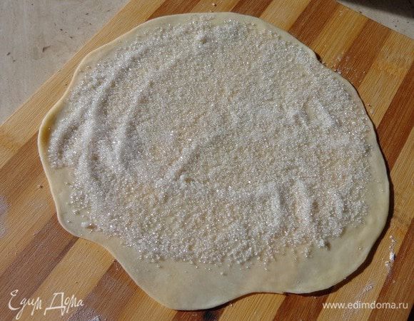 Что касается сладкого варианта, то тонко раскатанную лепешку нужно посыпать сахаром.