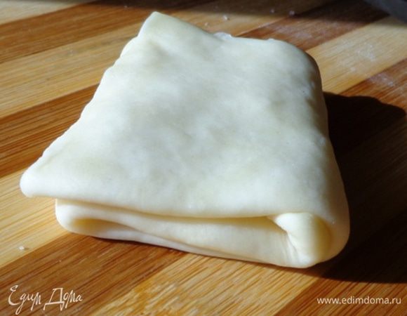 Затем сверните ее квадратиком, раскатайте, еще раз посыпьте сахаром, снова сверните и ракатайте раскатайте.