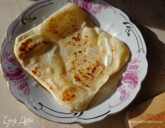 Готовые лепешки тоже смажьте маслом и подавайте к столу горячими.