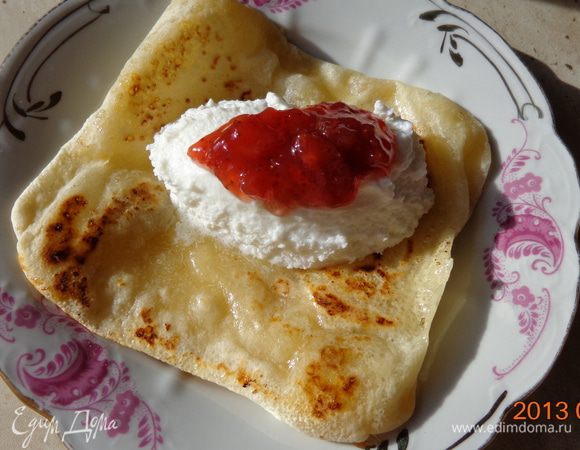 Добавьте взбитые сливки и клубничный джем. Это очень вкусно! Приятного аппетита!