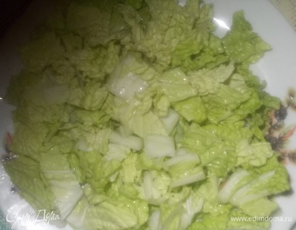 капусту помыть,обсушить и нарезать на квадратики мягкую часть листьев