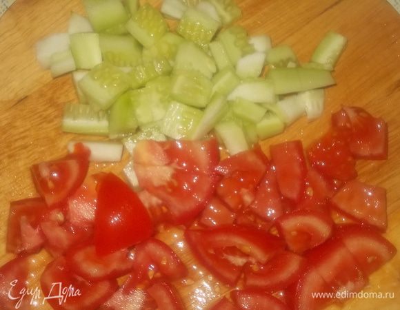огурец и помидор нарезать небольшими кубиками