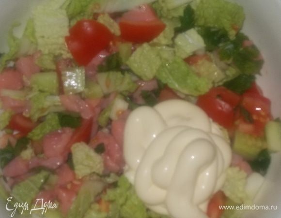 соединить огурец,помидор.семгу,капусту с майонезом,перемешать