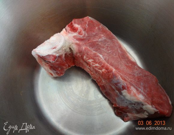 Мясо вымыть, положить в глубокую кастрюлю, залить 1,5 л воды, довести до кипения, снять пену, убавить огонь и варить под закрытой крышкой 1-1,5 часа (я варила полтора часа - кусочек был с костью). Не солить.