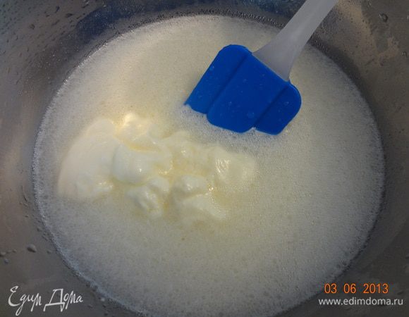 Отмерить стакан (220 мл) бульона в котором варилось мясо, вылить в миску, добавить сметану и размешать до однородности. Оставшийся бульон отлично может храниться в холодильнике две недели точно.