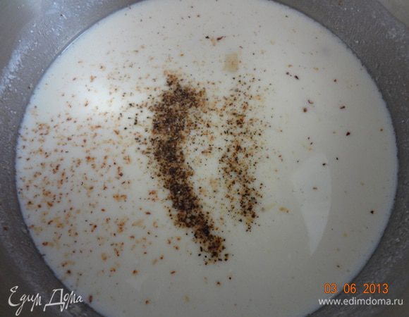 Бульон со сметаной добавить в сотейник к обжаренному луку, теперь посолить, поперчить, добавить молотый мускатный орех по вкусу. Помешивая, добавить взбитый желток.