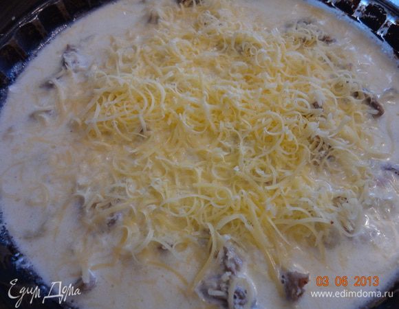 Кусочки мяса выложить в смазанную форму, равномерно распределить соус, посыпать сверху тертым сыром и отправить в разогретую до 190 С духовку на 30-35 минут.