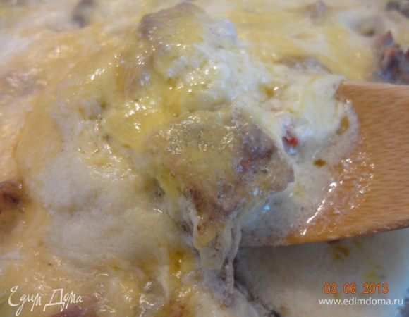 Готовое мясо вынуть из духовки, чуть остудить и можно подавать.