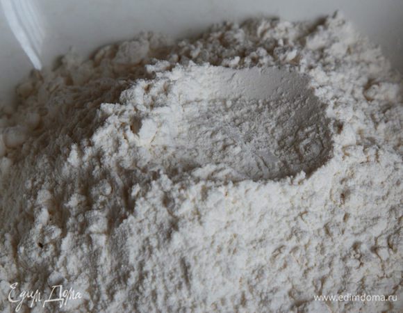 Смешиваем в емкости муку, разрыхлитель, соду, соль.