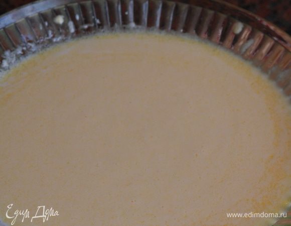 Отдельно венчиком взбиваем яйцо и растительное масло до получения эмульсии (это очень быстро), добавляем кефир и все смешиваем.