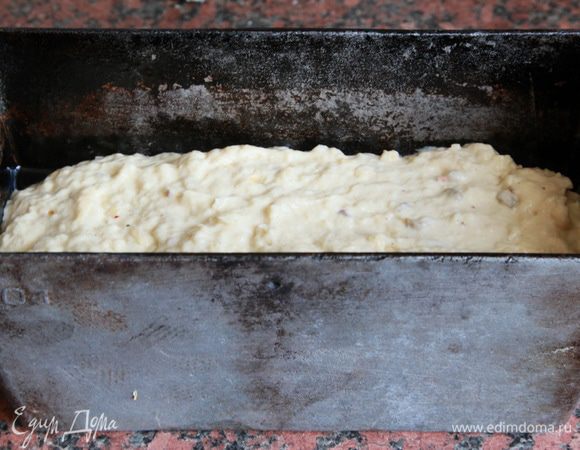 Форму для выпекания кекса смазываем растительным малом и выкладываем тесто. Ставим в разогретую до 200 градусов духовку и выпекаем до сухой спички. У меня - ровно 1 час, а вы ориентируйтесь по своей духовке.