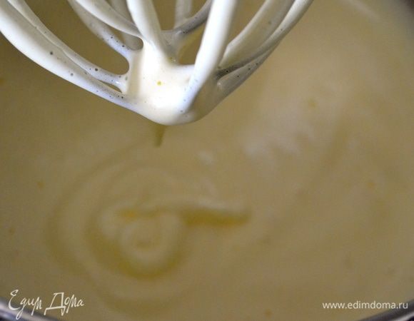 Духовку разогреть до 180 С. Взбить яйца до пышной пены, затем добавить сахар и продолжить взбивать до полного растворения сахара.   