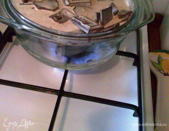 На водяной бане растопим 250 г чёрного шоколада  и 250 мл сливок. Охладим в морозильнике до упругого состояния ~3-4 часа.(ориентируйтесь по возможностям вашей морозильной камеры).