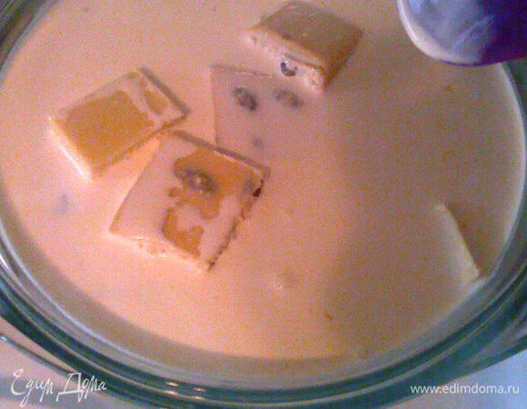 Также растопим и 150 г белого шоколада с 250 мл сливок. Охладим в морозильнике также.