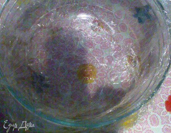 Далее подготовим форму, в которой будем замораживать мороженое.Я  использовала стеклянную кастрюльку,которую предварительно обернула пищевой плёнкой. Эту шоколадную массу положила где-то на 30 мин. в морозилку.