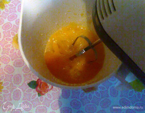 Теперь займёмся приготовлением бисквита.

Яйца взобьём с сахаром и щепоткой соли с помощью миксера.
В стакане кефира погасить уксусом ложку соды.