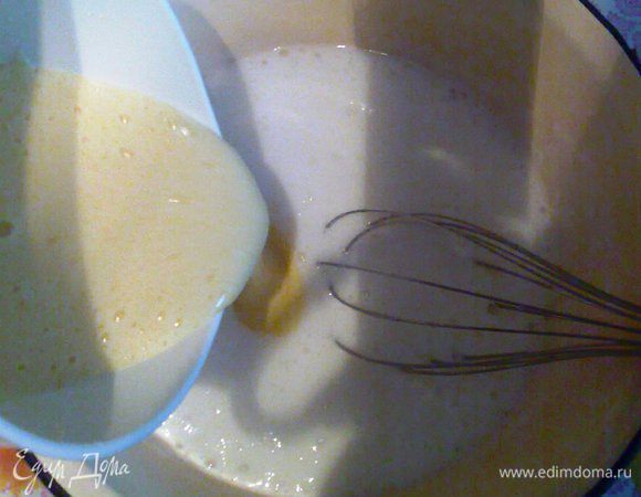 Взбитые яйца добавляем в кефир,перемешиваем.